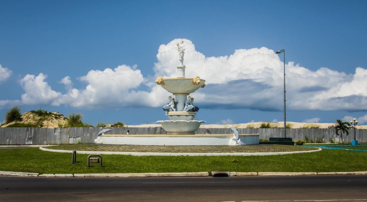 Voyage à Libreville, fontaine du rond-point de Nzeng