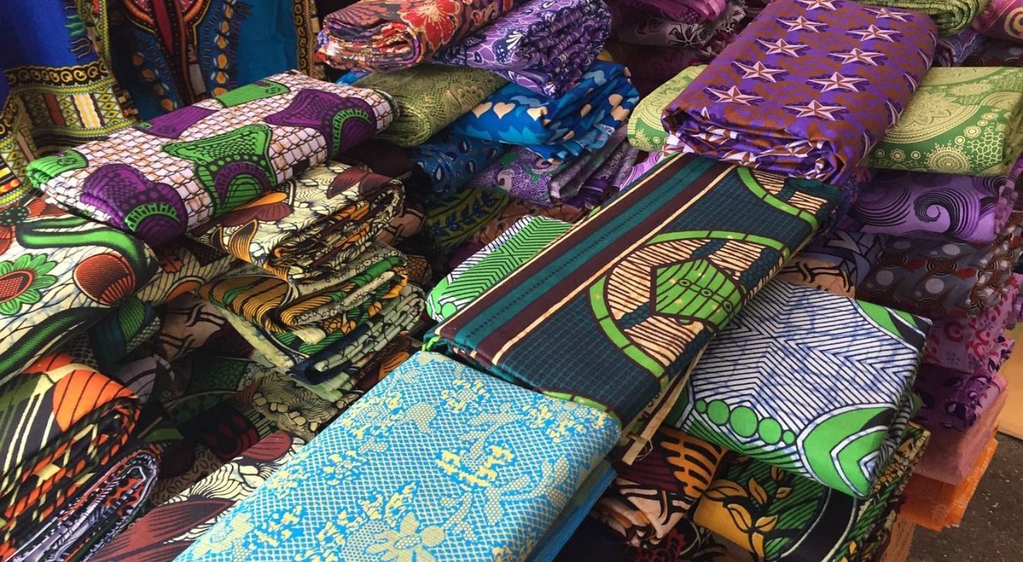 Billet d’avion pour Accra et découverte du tissu ghanéen coloré au marché de Makola