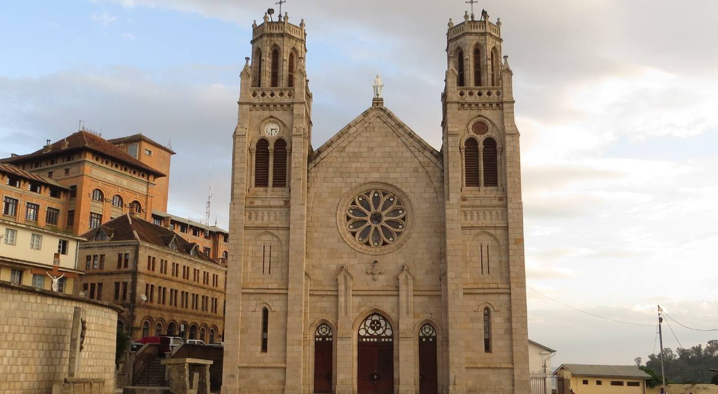 Billet d’avion pour Antananarivo, visite de la Cathédrale de l'Immaculée Conception