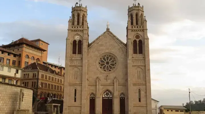 La Cathédrale de l'Immaculée d'Antananarivo Billet d’avion pour Antananarivo, visite de la Cathédrale de l'Immaculée Conception
