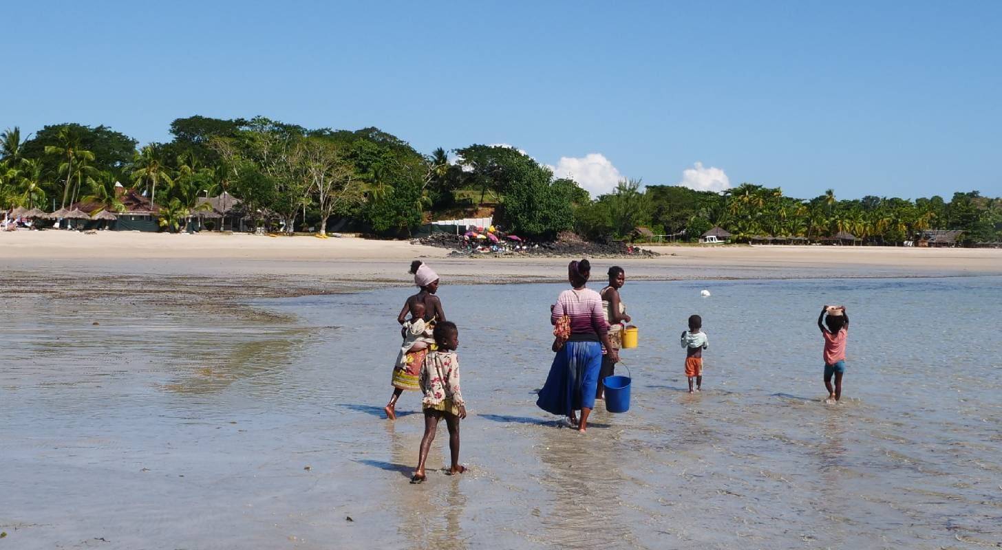 Voyage à Nosy Be, promenade en famille sur une plage paradisiaque
