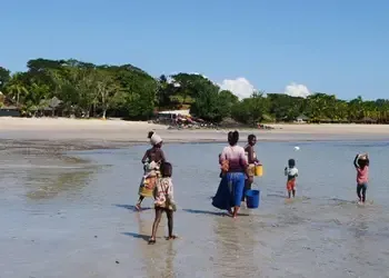 Voyage à Nosy Be, promenade en famille sur une plage paradisiaque