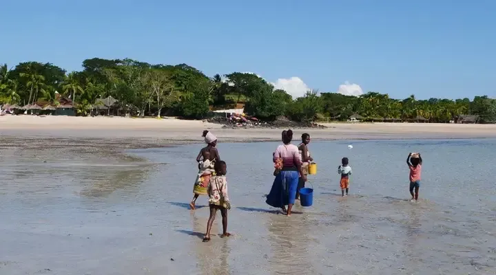Une famille se promenant sur la plage Voyage à Nosy Be, promenade en famille sur une plage paradisiaque