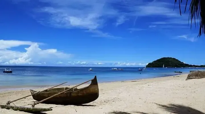 Une belle plage à Nosy Be Billet d’avion pour Nosy Be, détente sur une magnifique plage de sable blanc