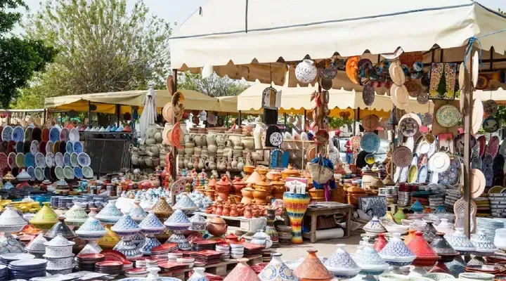 Un marchand de poterie à Agadir Billet d'avion pour Agadir, flânez dans le marché aux épices