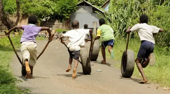 Des enfants faisant une course de roue à Mayotte Vol pas cher pour Dzaoudzi