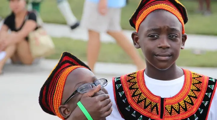 Des enfants en habit traditionnel Partez en voyage au Nigéria