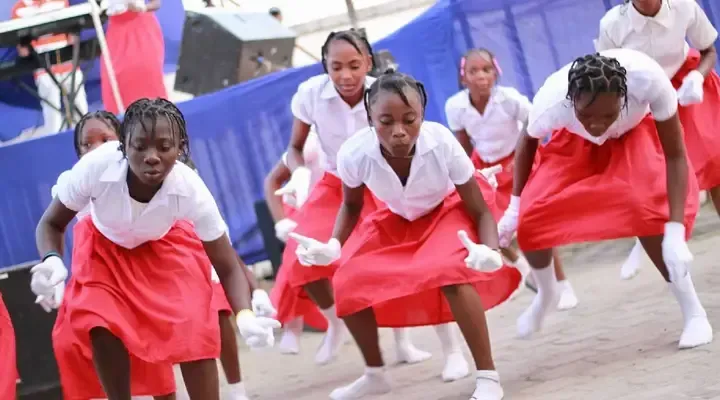 Des enfants faisant une danse traditionnelle congolaise Vol pas cher pour Kinshasa, enfants en danse traditionnelle congolaise