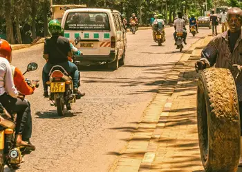 Vol pas cher pour Kigali, passants dans les rues de la ville