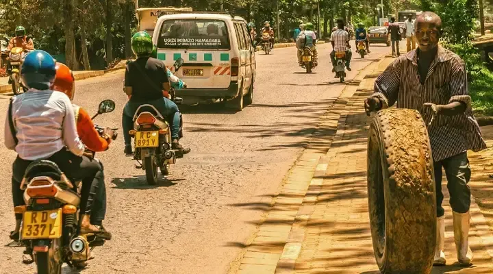Des passants dans les rues de Kigali Vol pas cher pour Kigali, passants dans les rues de la ville
