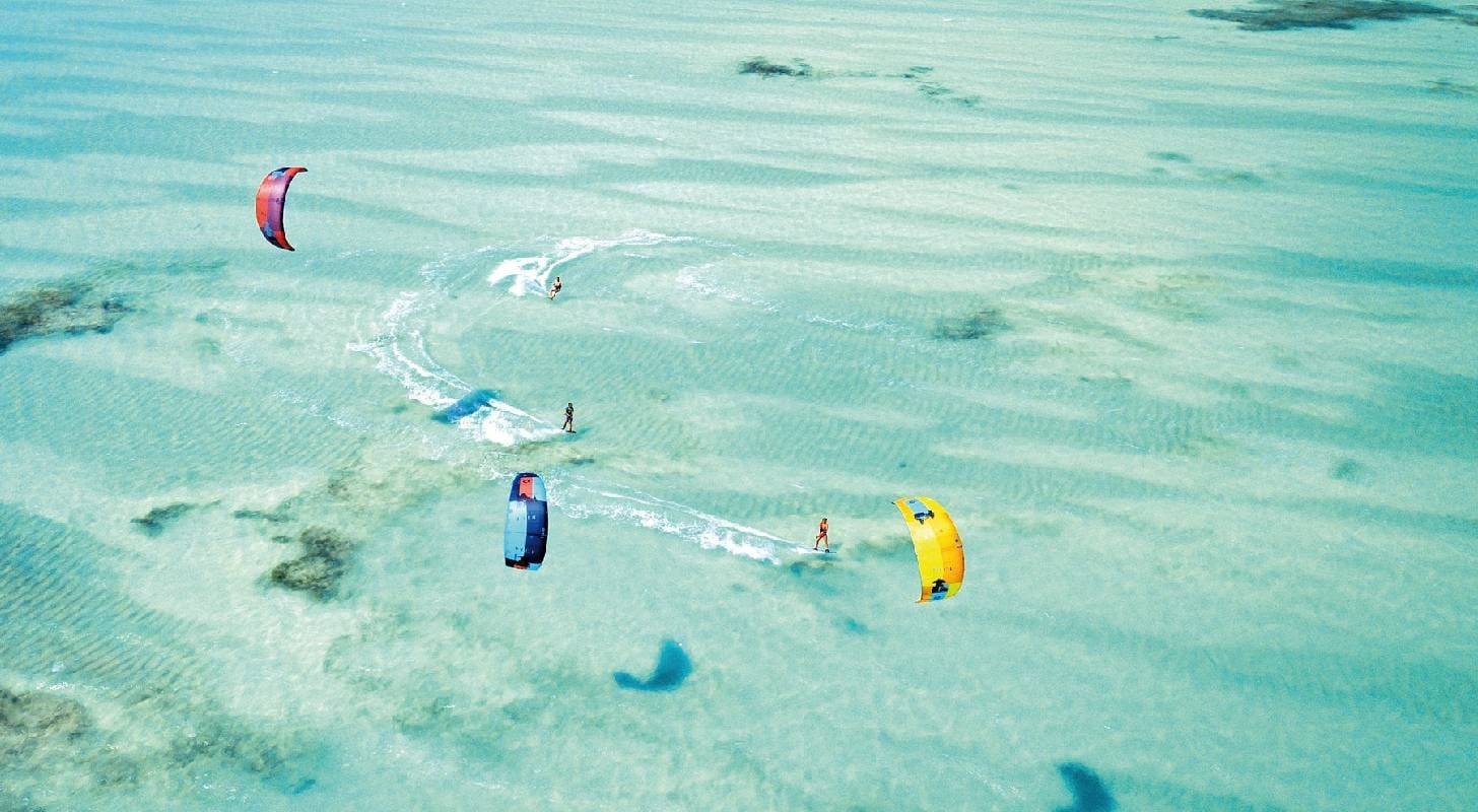 Réserver un vol pour Zanzibar et faites un baptême de parapente dans un décor de rêve