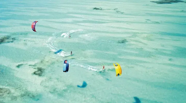 Expérience parapente à Zanzibar Réserver un vol pour Zanzibar et faites un baptême de parapente dans un décor de rêve