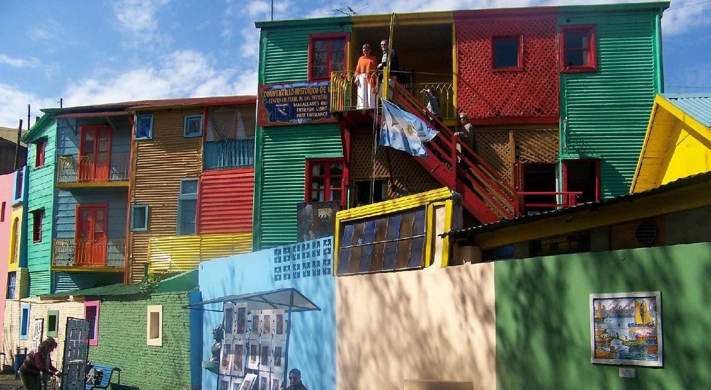 Trouvez un billet d'avion pas cher pour Buenos Aires et baladez-vous dans le quartier de Carminito 