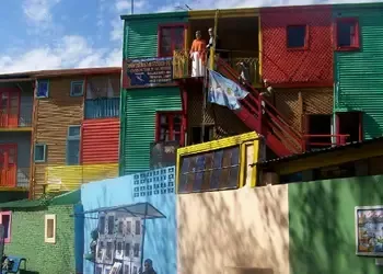 Trouvez un billet d'avion pas cher pour Buenos Aires et baladez-vous dans le quartier de Carminito 