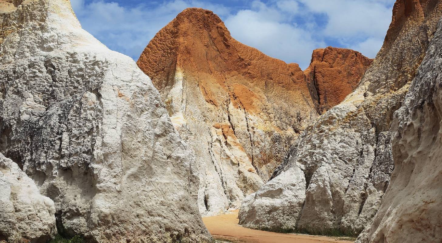 Partez en voyage au Brésil pour admirer les  falaises de Morro Bianco près de Fortaleza