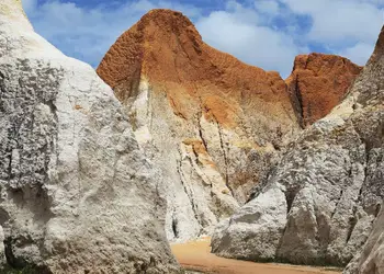 Partez en voyage au Brésil pour admirer les  falaises de Morro Bianco près de Fortaleza