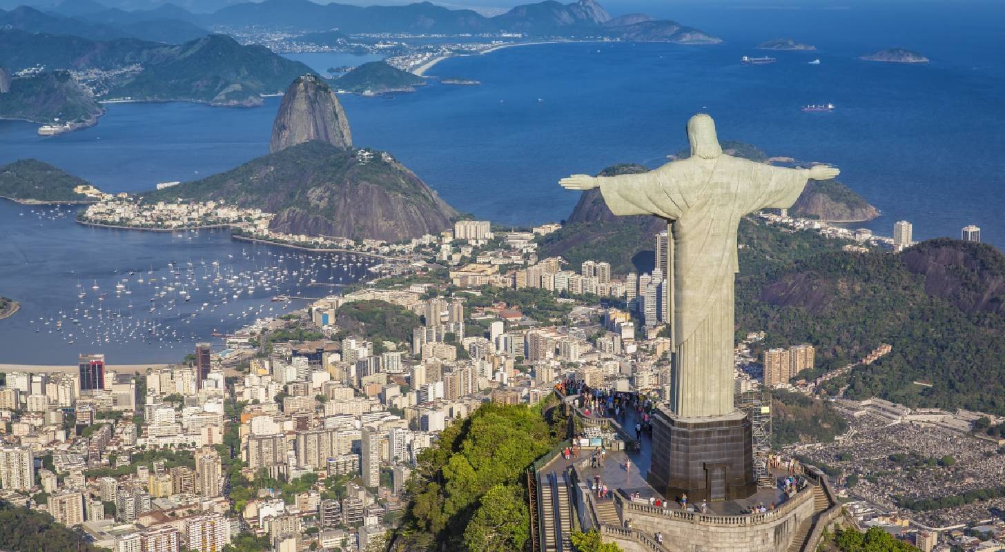 Partez en voyae à Rio et montez au sommet de la statue du Christ Rédempteur