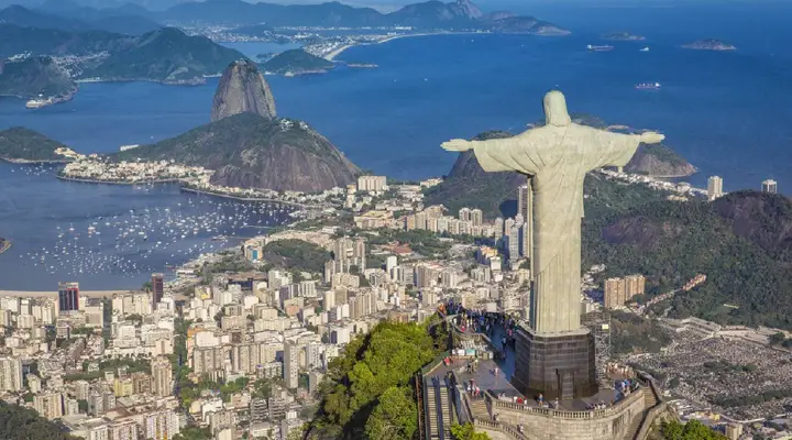 La Statue du Christ Rédempteur Partez en voyae à Rio et montez au sommet de la statue du Christ Rédempteur