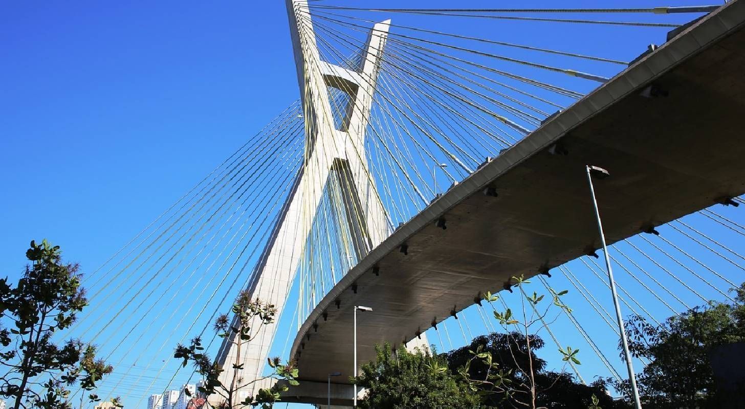 Profitez des billets d'avion pas chers pour Sao Paulo et traversez le Pont Octavio Frias de Oliveira