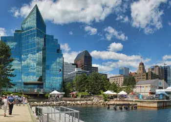 Réserver un vol direct Paris Halifax et baladez vous sur le waterfront d'Halifax