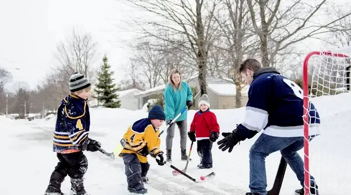 Une famille canadienne jouant au hockey sur glace dans leur jardin Réserver un vol pas cher pour Montréal