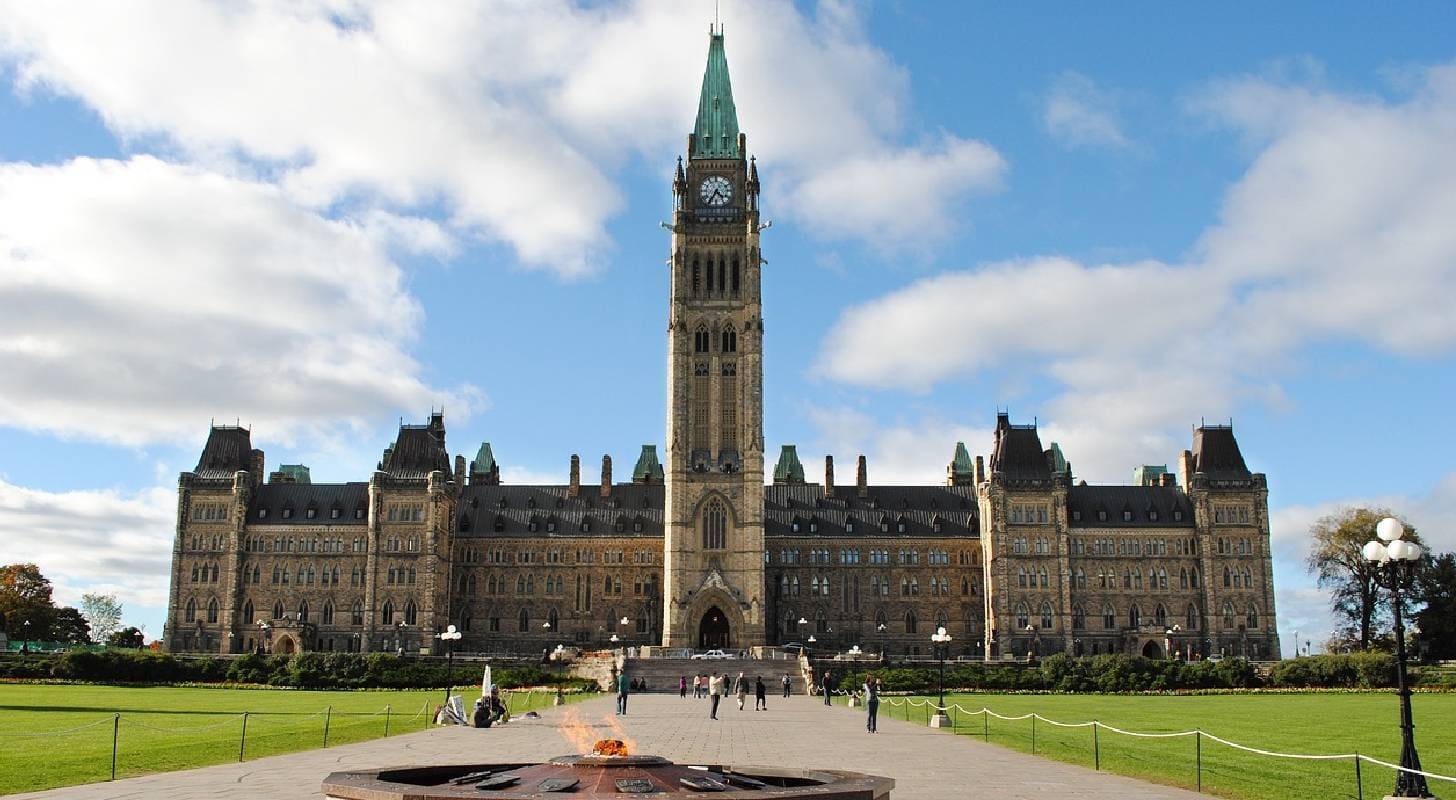 Trouvez un billet d'avion pas cher pour Ottawa et admirez le parlement d'Ottawa