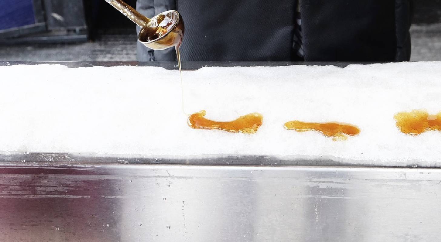 Partez en voyage au Canada et dégustez les célèbres sucettes au sirop d'érable