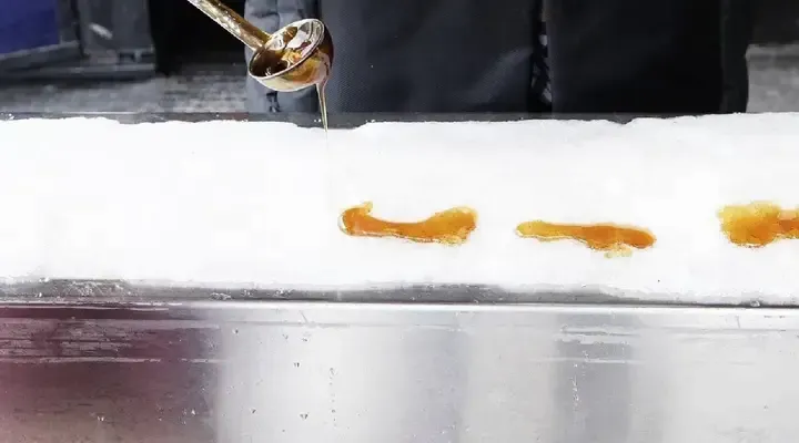 Partez en voyage au Canada et dégustez les célèbres sucettes au sirop d'érable Partez en voyage au Canada et dégustez les célèbres sucettes au sirop d'érable