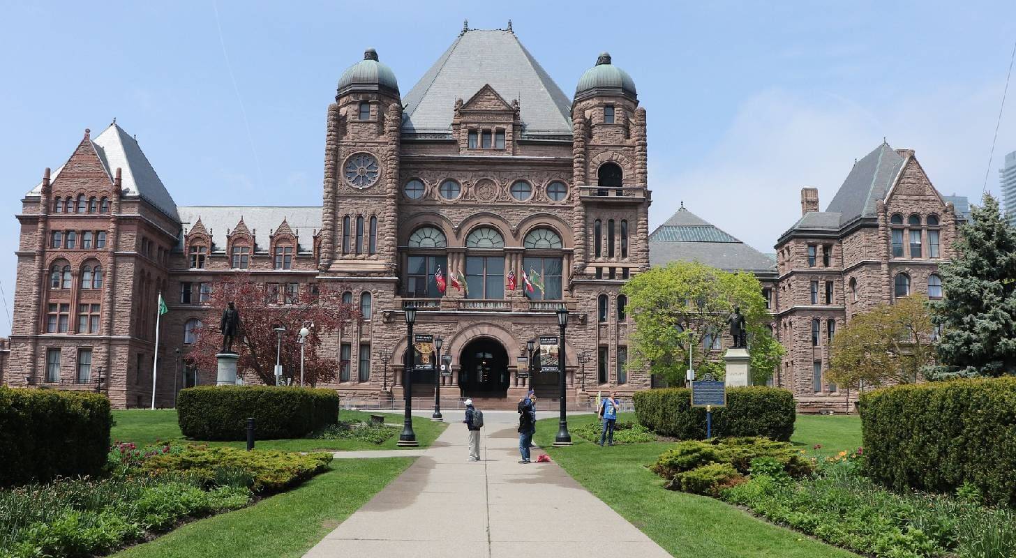 Réservez un vol direct pour Toronto et découvrez l'Université de Toronto