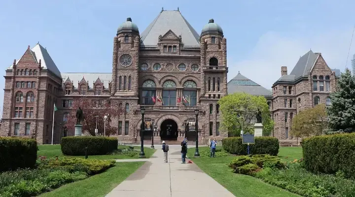 Réservez un vol direct pour Toronto et découvrez l'Université de Toronto Réservez un vol direct pour Toronto et découvrez l'Université de Toronto