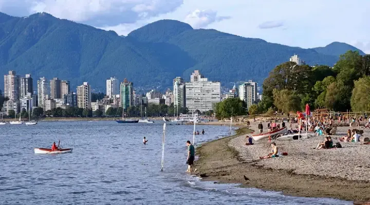 Partez en voyage à Vancouver au Canada et baladez-vous sur la plage de Kitsilano Partez en voyage à Vancouver au Canada et baladez-vous sur la plage de Kitsilano
