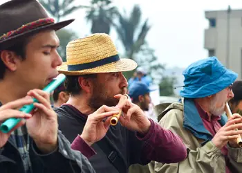 Trouvez un vol pas cher pour Bogota et allez écouter les joueurs de flûtes des rues colombiennes