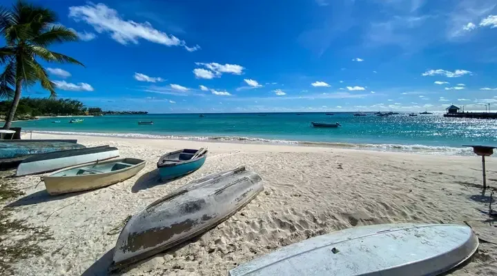 Une belle plage de sable blanc sur l'ile de San Salvador aux Bahamas Réservez un vol pas cher pour San Salvador aux Bahamas
