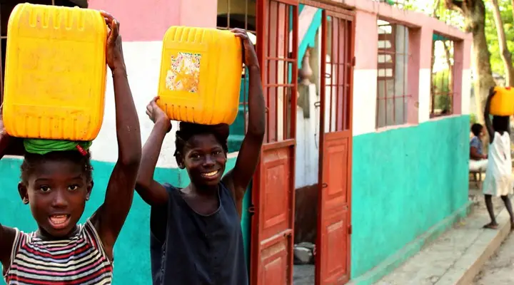 Des enfants allant chercher de l'eau potable à Cap Haitien Réserver un vol pour Cap Haïtien