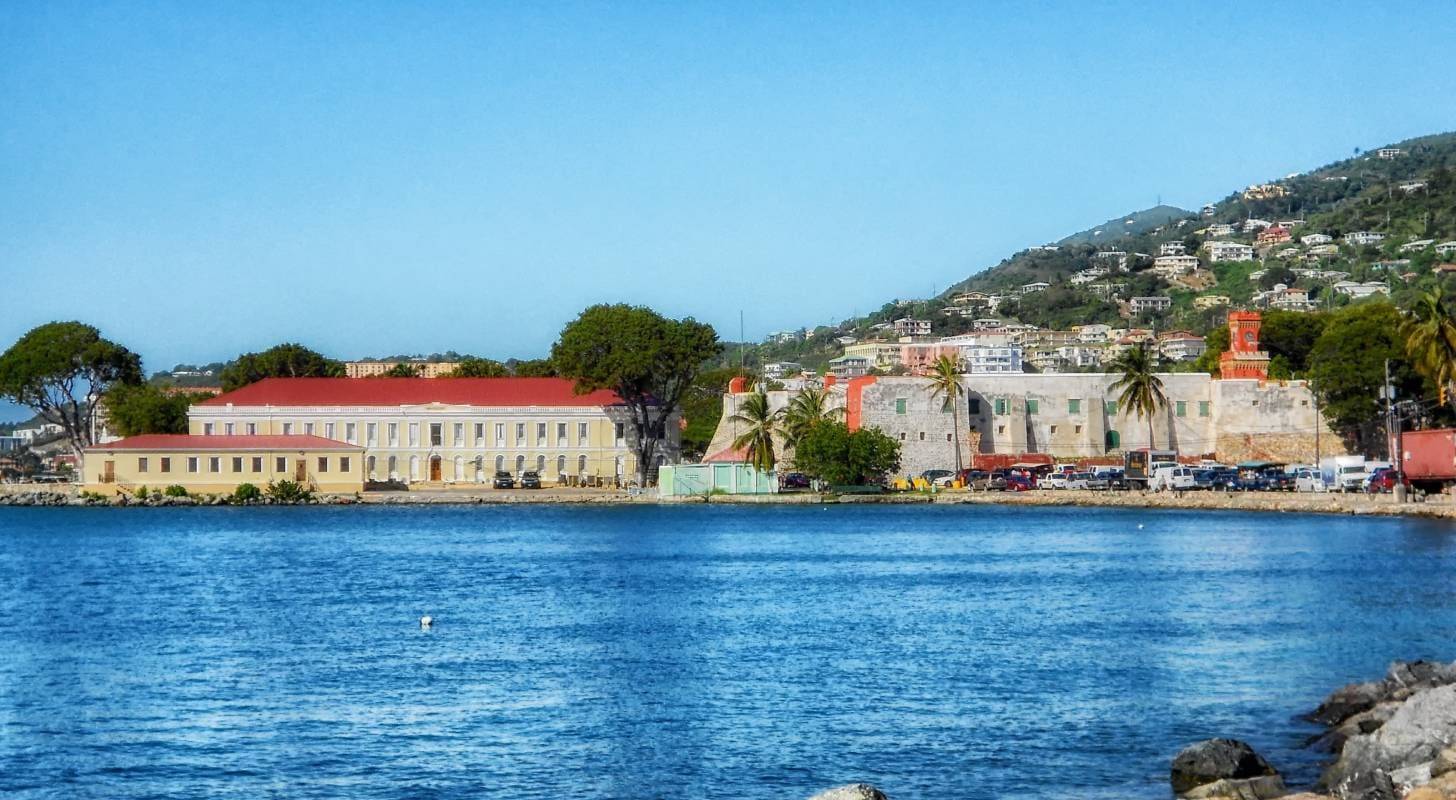Réservez un billet d'avion pas cher pour St Thomas et découvrez  le Fort Christian de Saint Thomas