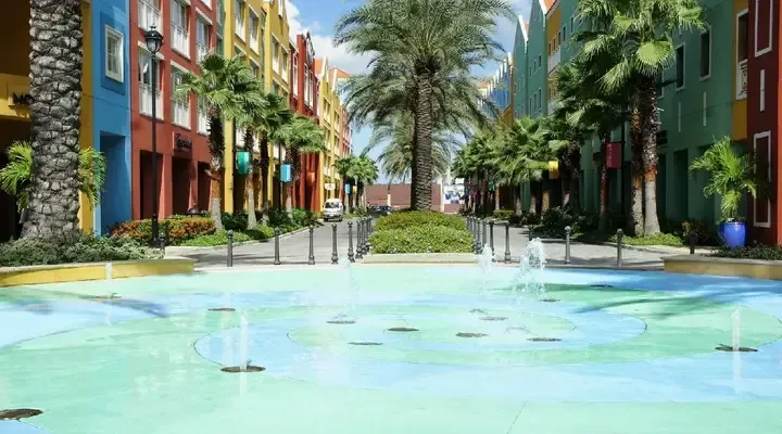 Une rue colorée de Willemstad Trouvez un vol pas cher pour Willemstad