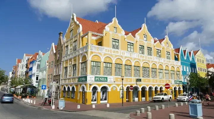 Exemple d'architecture haut en couleur du centre-ville de Willemstad Partez en vacances à Curaçao avec un vol pas cher pour Curaçao