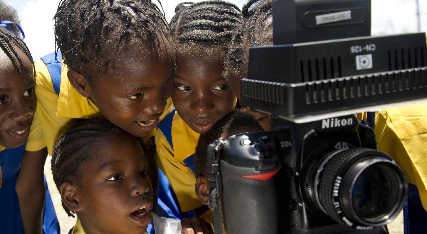 Voyage à Kingston, initiation à la photographie pour les enfants de la ville