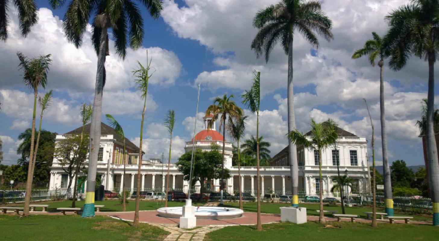 Billet d’avion pour Kingston, visite de la Devon House, demeure historique jamaïcaine