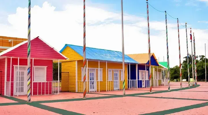 Cabanes colorées sur la plage à Samana Réserver un vol pas cher pour Samana