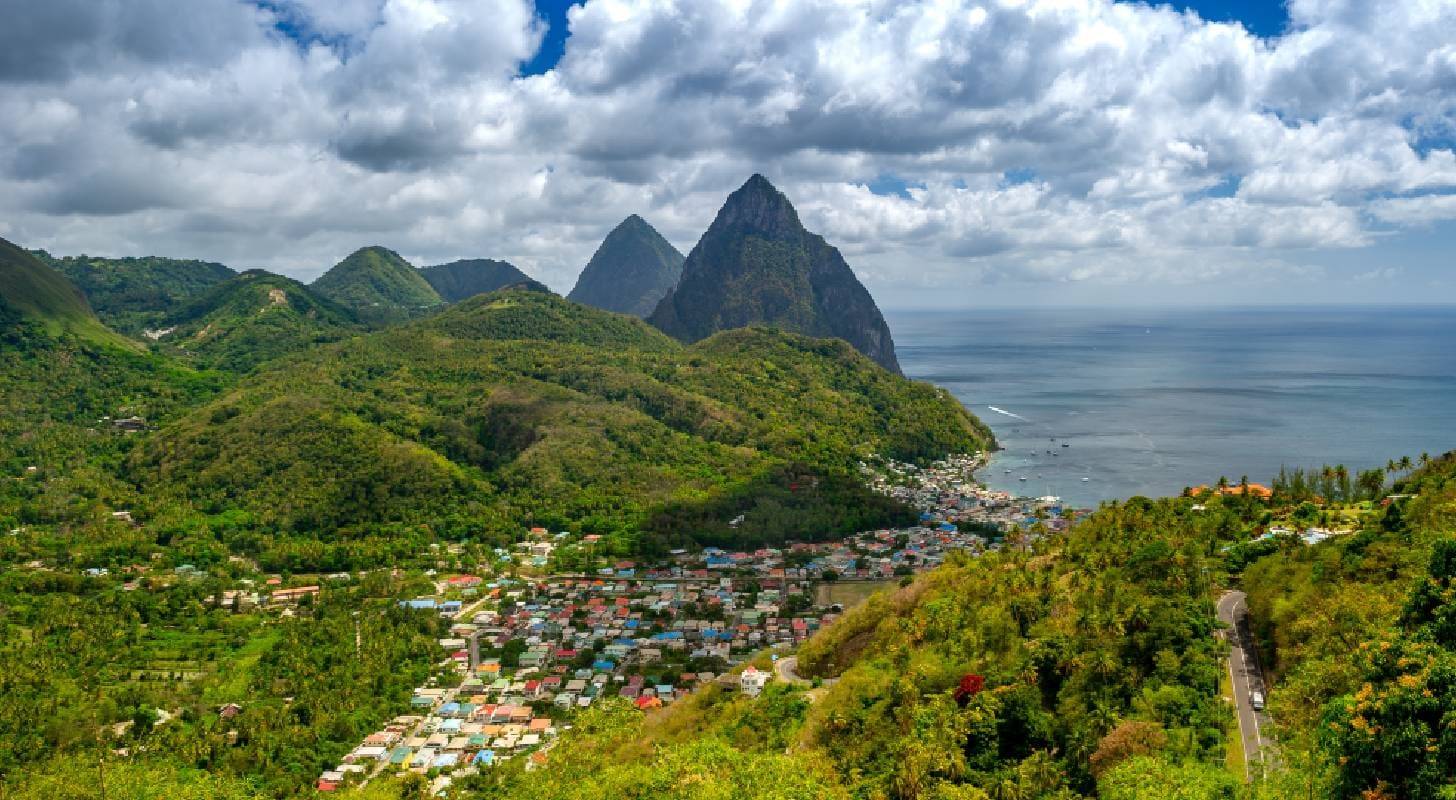 Vol pas cher pour Castrie, admirez la vue panoramique des Pitons de l'île Sainte-Lucie
