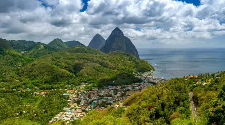 Les Pitons de l'île Sainte-Lucie Vol pas cher pour Castrie, admirez la vue panoramique des Pitons de l'île Sainte-Lucie