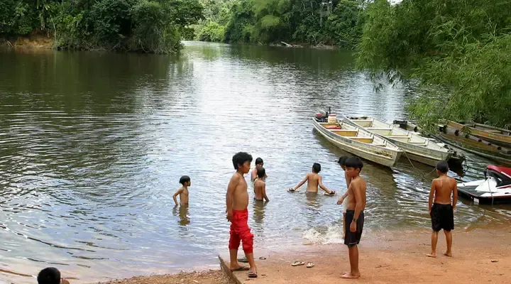 Des enfants se baignant dans l'Amazone Réservez un vol pas cher pour Cayenne et découvrez la beauté de la Guyane