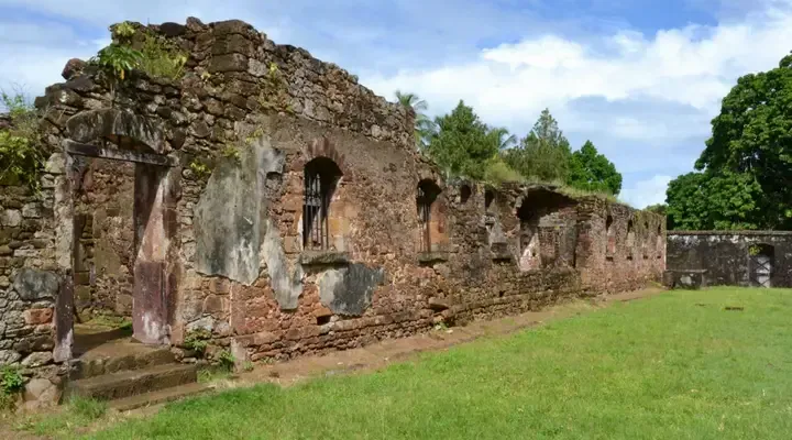 Les vestiges du Bagne des Iles du Salut près de Cayenne Trouvez un vol direct pour Cayenne et découvrez l'amazonie