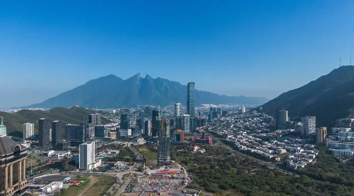 Vue panoramique de Monterrey et de la Sierra Madre orientagne Trouvez facilement votre vol pour Monterrey au Mexique