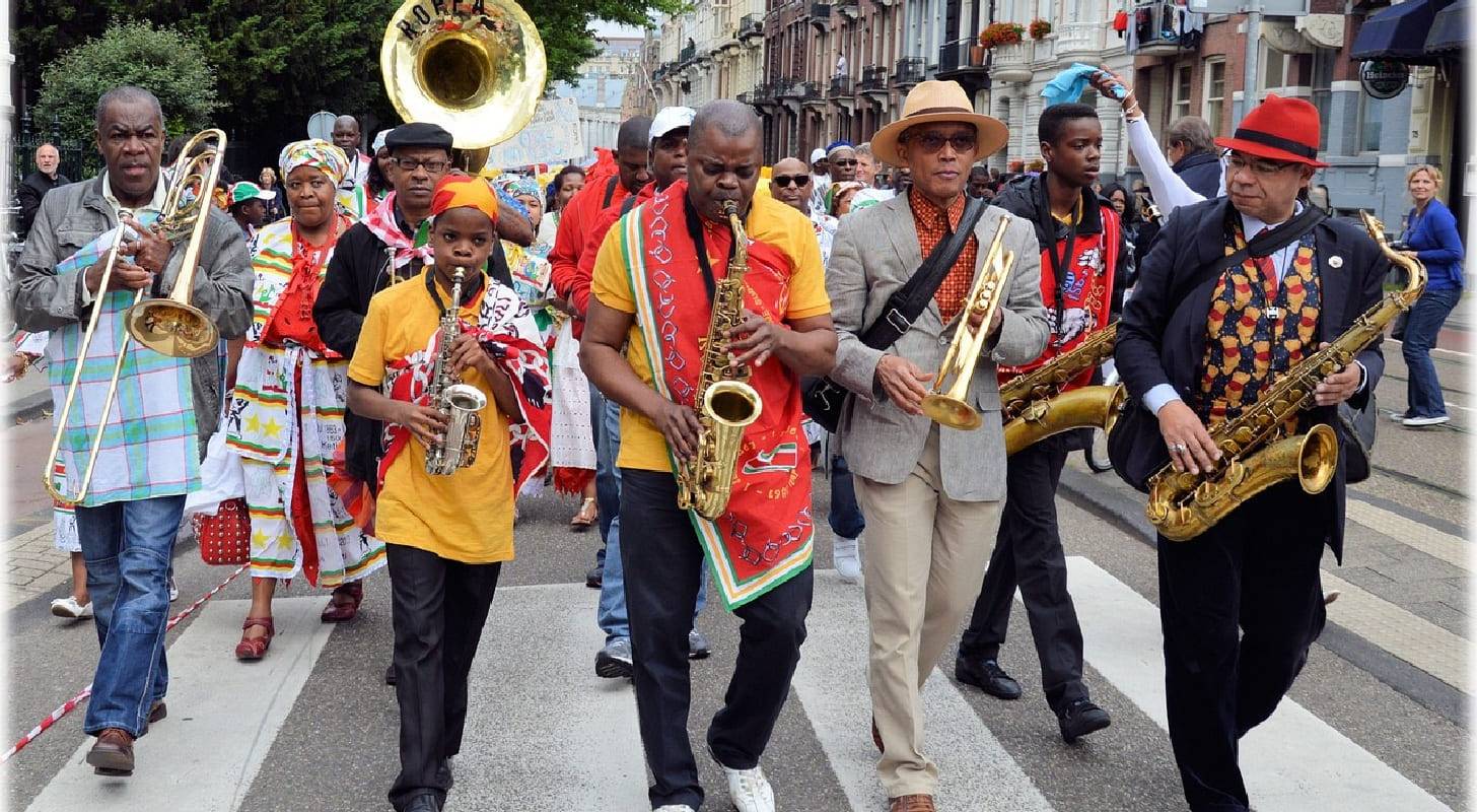Voyagez au Suriname avec un billet d'avion pas cher pour Paramaribo et explorez son architecture coloniale