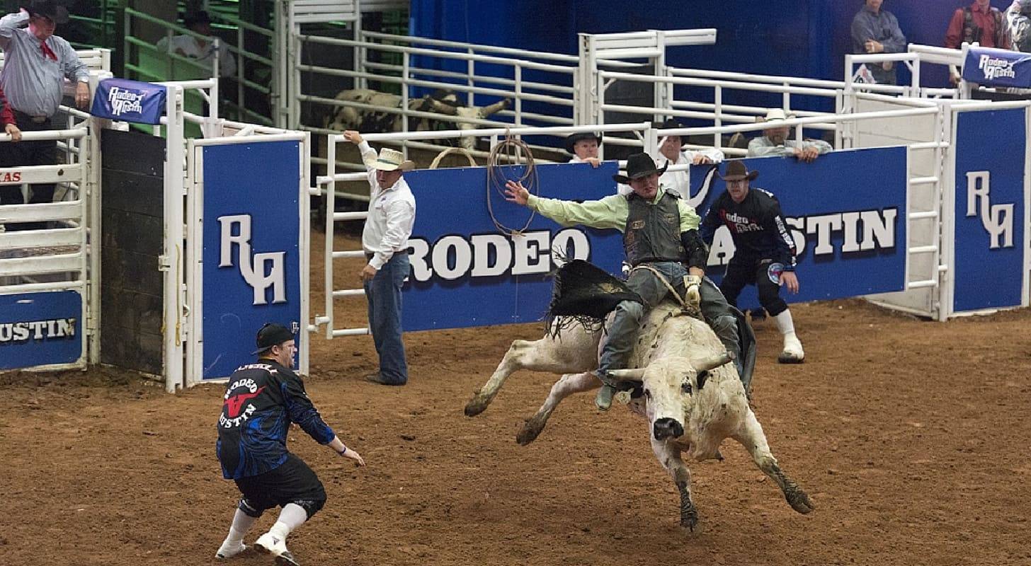 Réservez un billet d'avion pas cher pour Austin et assistez à un spectacle de Rodéo 