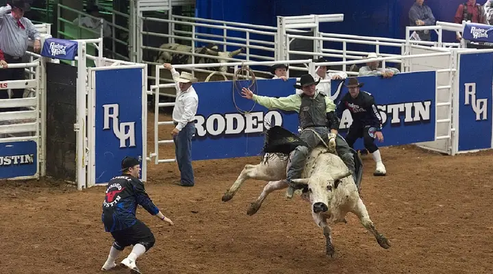 Un spectacle de rodéo à Austin Réservez un billet d'avion pas cher pour Austin et assistez à un spectacle de Rodéo