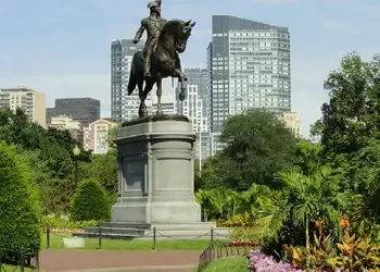 Trouvez un billet d'avion au meilleur prix pour Boston et admirez la Statue George Washington