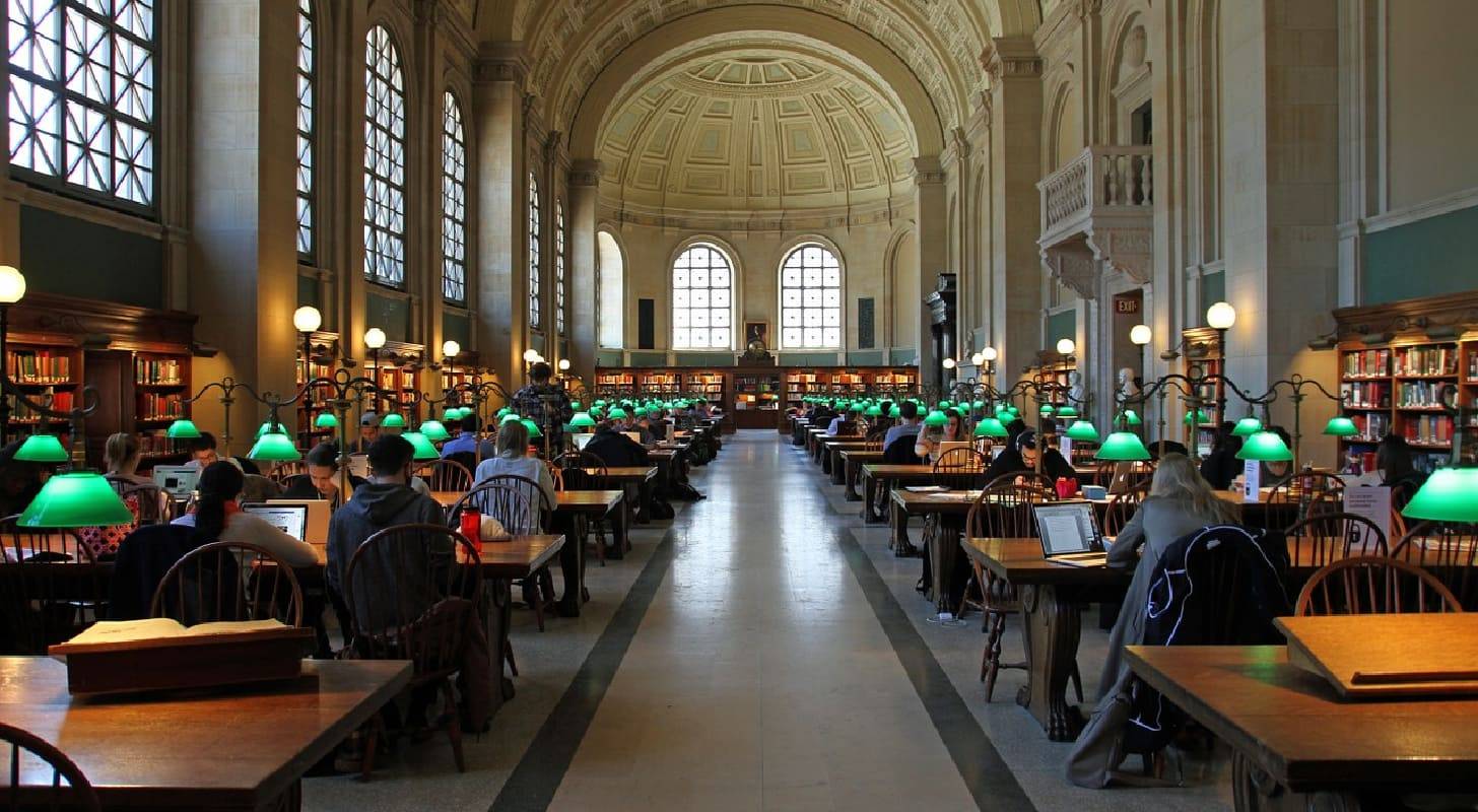 Achetez un billet d'avion pas cher pour Boston et visitez la bibliothèque publique de Boston
